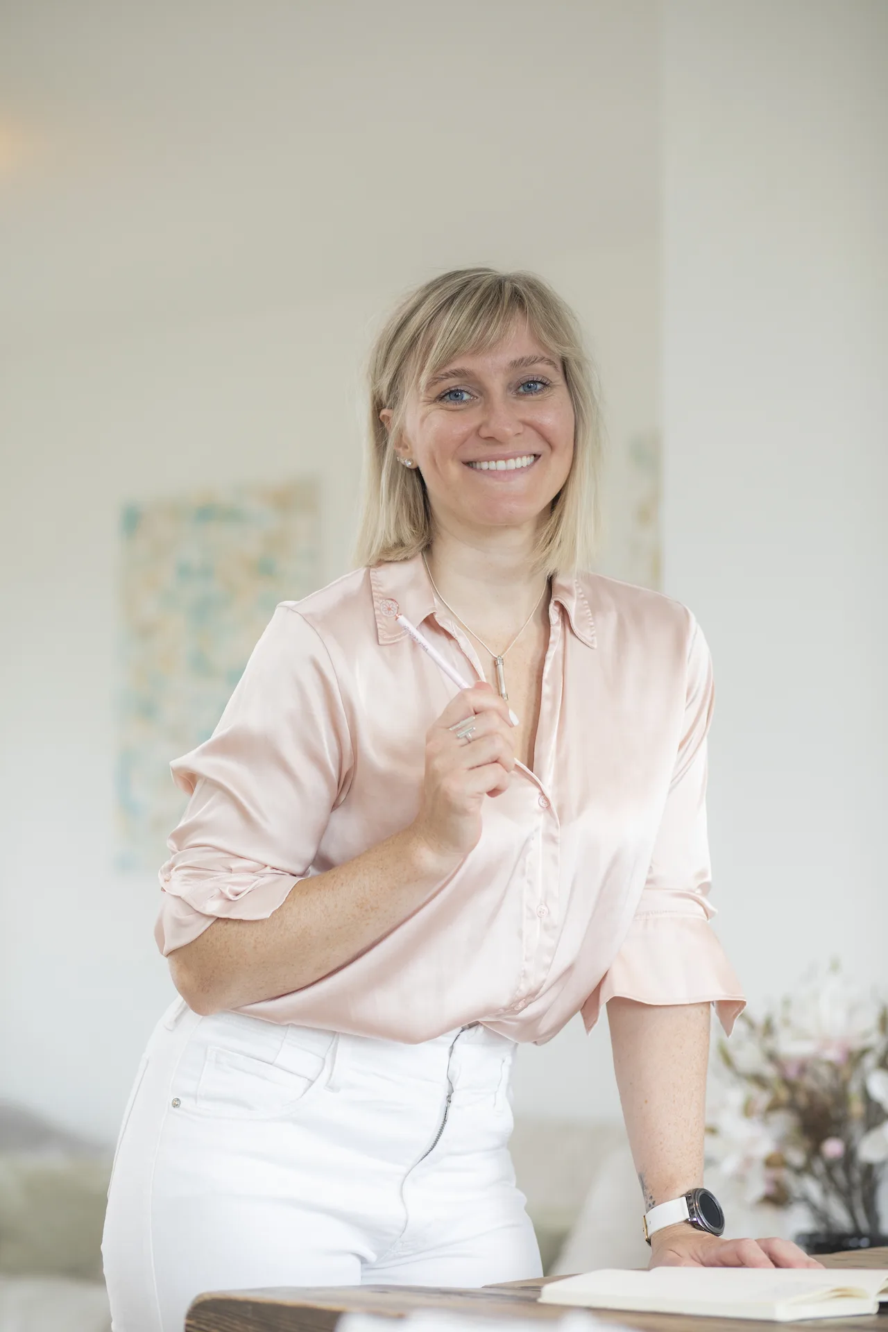 Portrait von Gesche Knoop in ihrer Praxis
