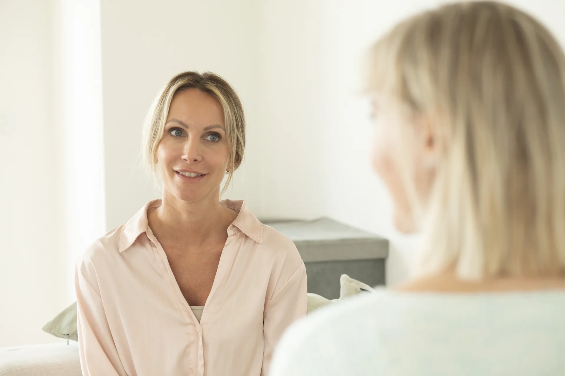 Frau im Gespräch mit Gesche Knoop